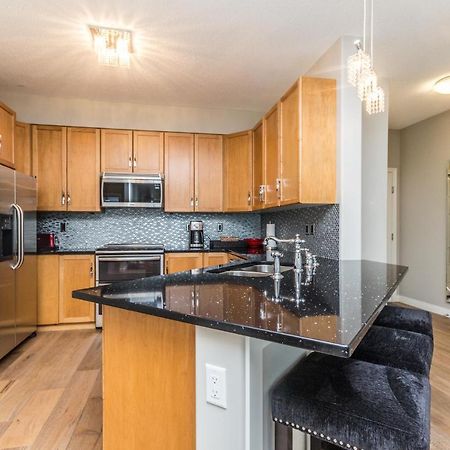 Sunset Waterfront Resort By Discover Kelowna Resort Accommodations Екстериор снимка