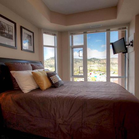 Sunset Waterfront Resort By Discover Kelowna Resort Accommodations Екстериор снимка