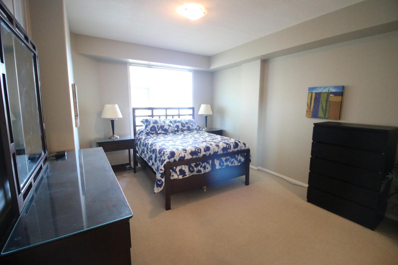 Sunset Waterfront Resort By Discover Kelowna Resort Accommodations Екстериор снимка