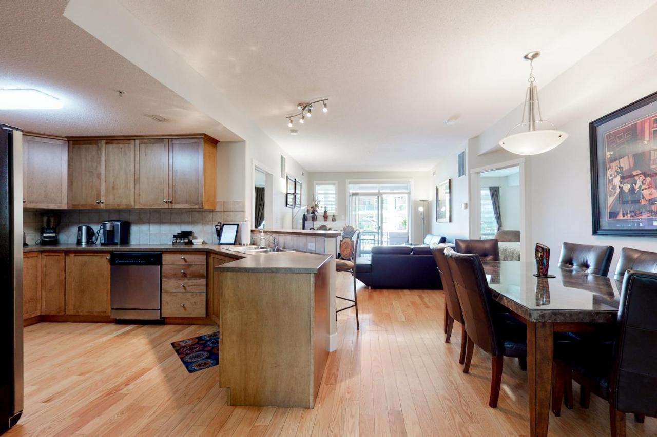 Sunset Waterfront Resort By Discover Kelowna Resort Accommodations Екстериор снимка