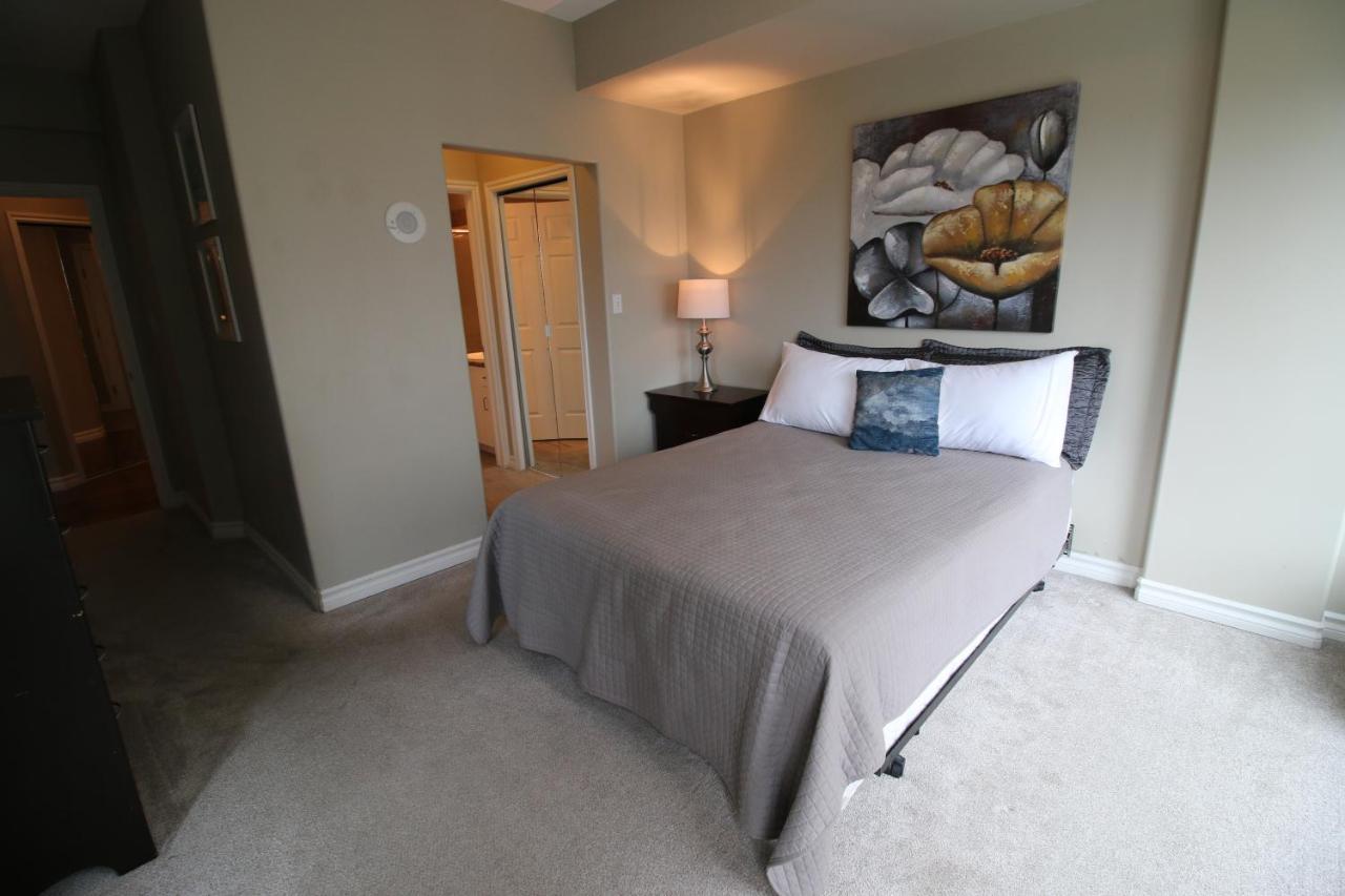 Sunset Waterfront Resort By Discover Kelowna Resort Accommodations Екстериор снимка