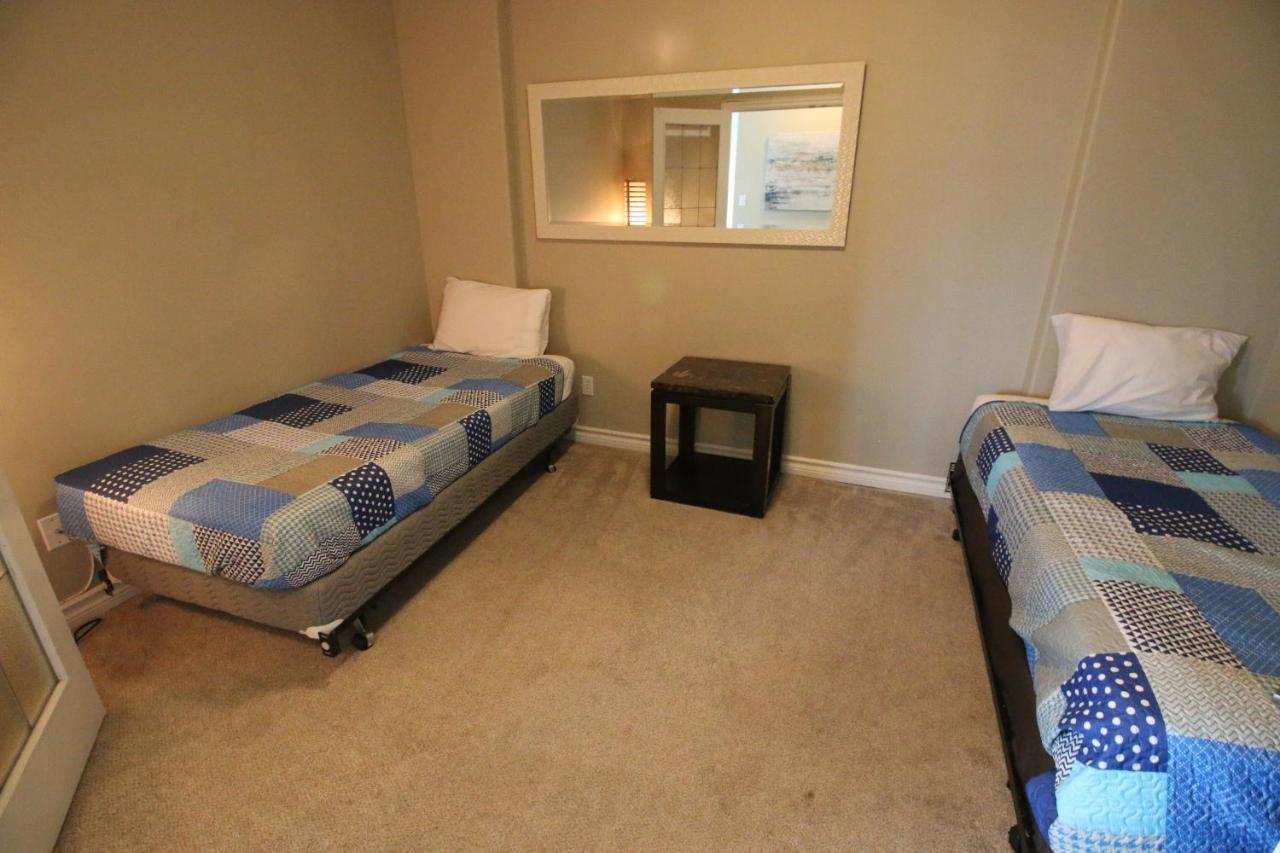Sunset Waterfront Resort By Discover Kelowna Resort Accommodations Екстериор снимка