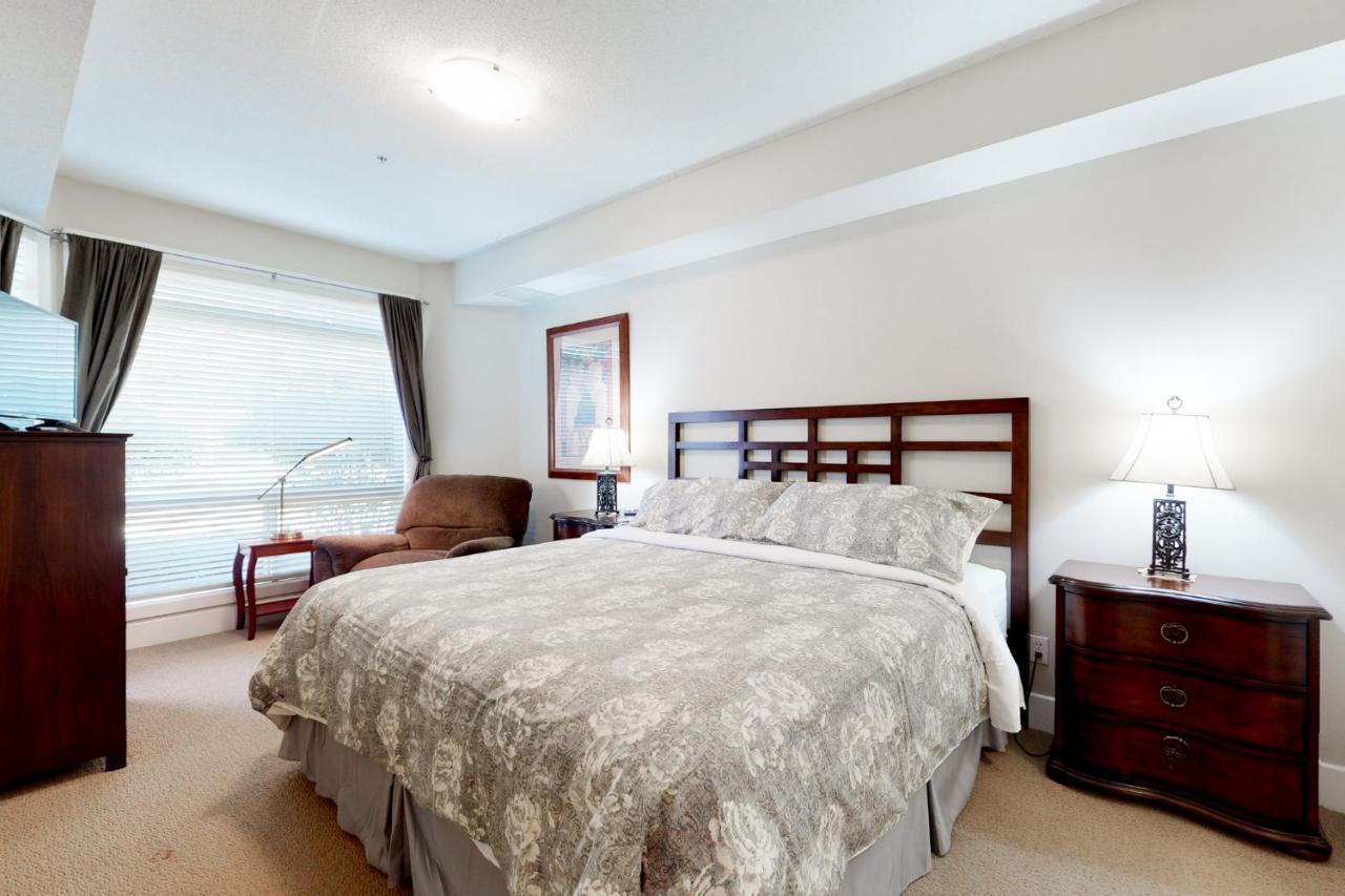 Sunset Waterfront Resort By Discover Kelowna Resort Accommodations Екстериор снимка