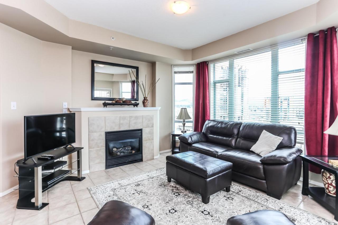 Sunset Waterfront Resort By Discover Kelowna Resort Accommodations Екстериор снимка
