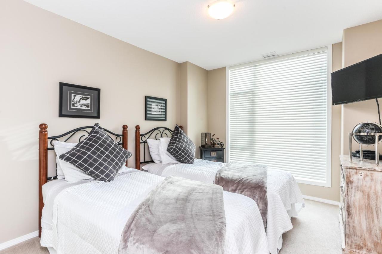 Sunset Waterfront Resort By Discover Kelowna Resort Accommodations Екстериор снимка