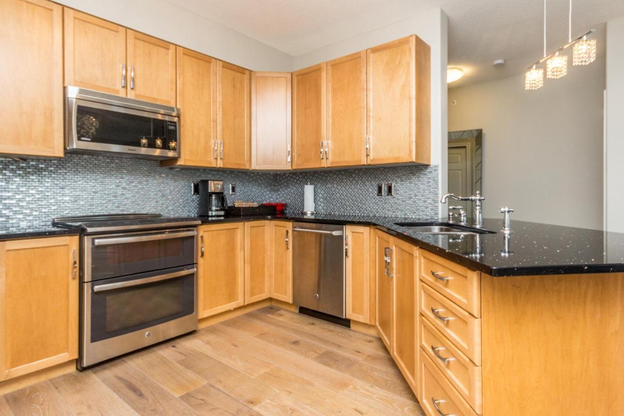 Sunset Waterfront Resort By Discover Kelowna Resort Accommodations Екстериор снимка