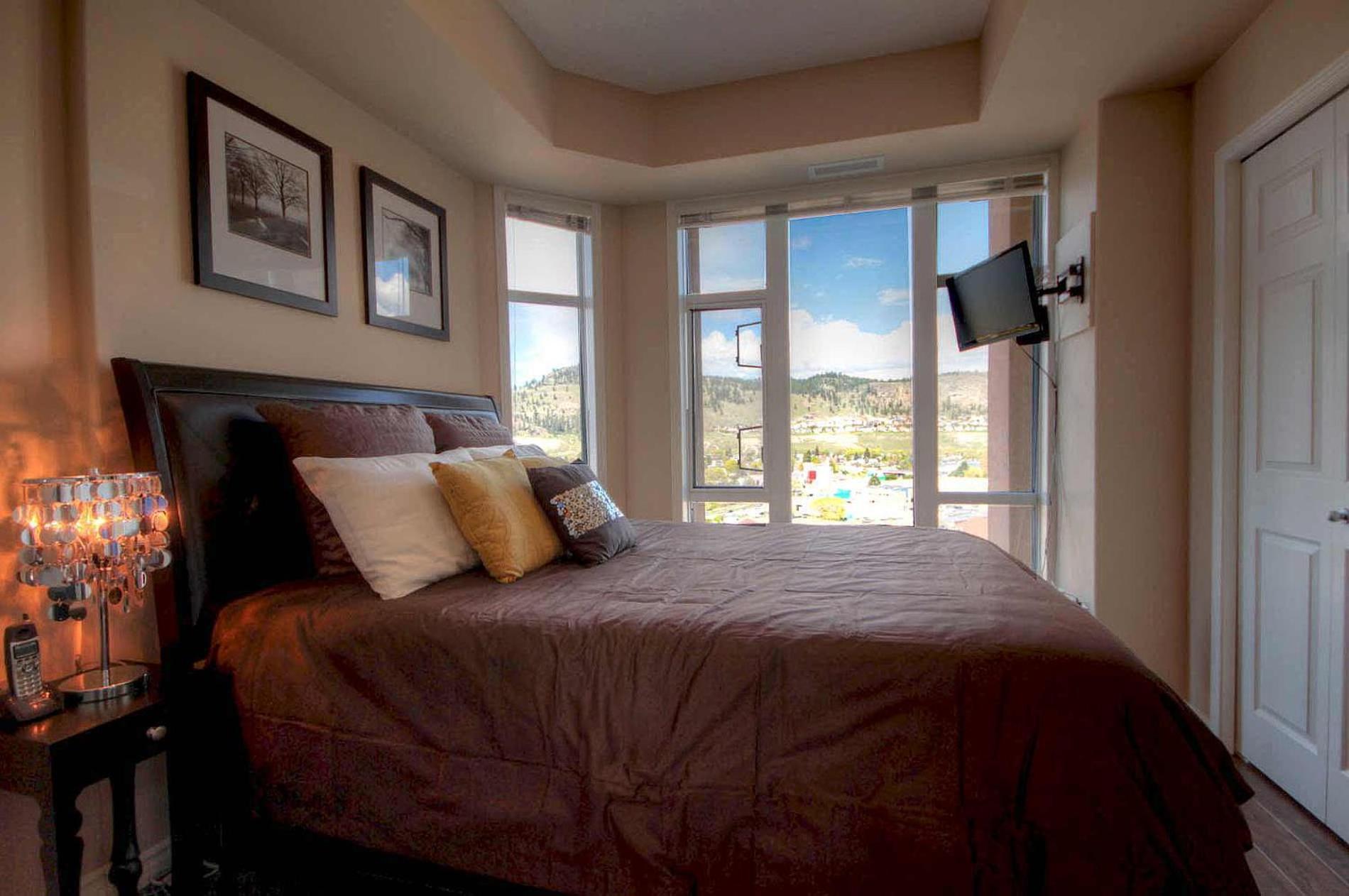 Sunset Waterfront Resort By Discover Kelowna Resort Accommodations Екстериор снимка