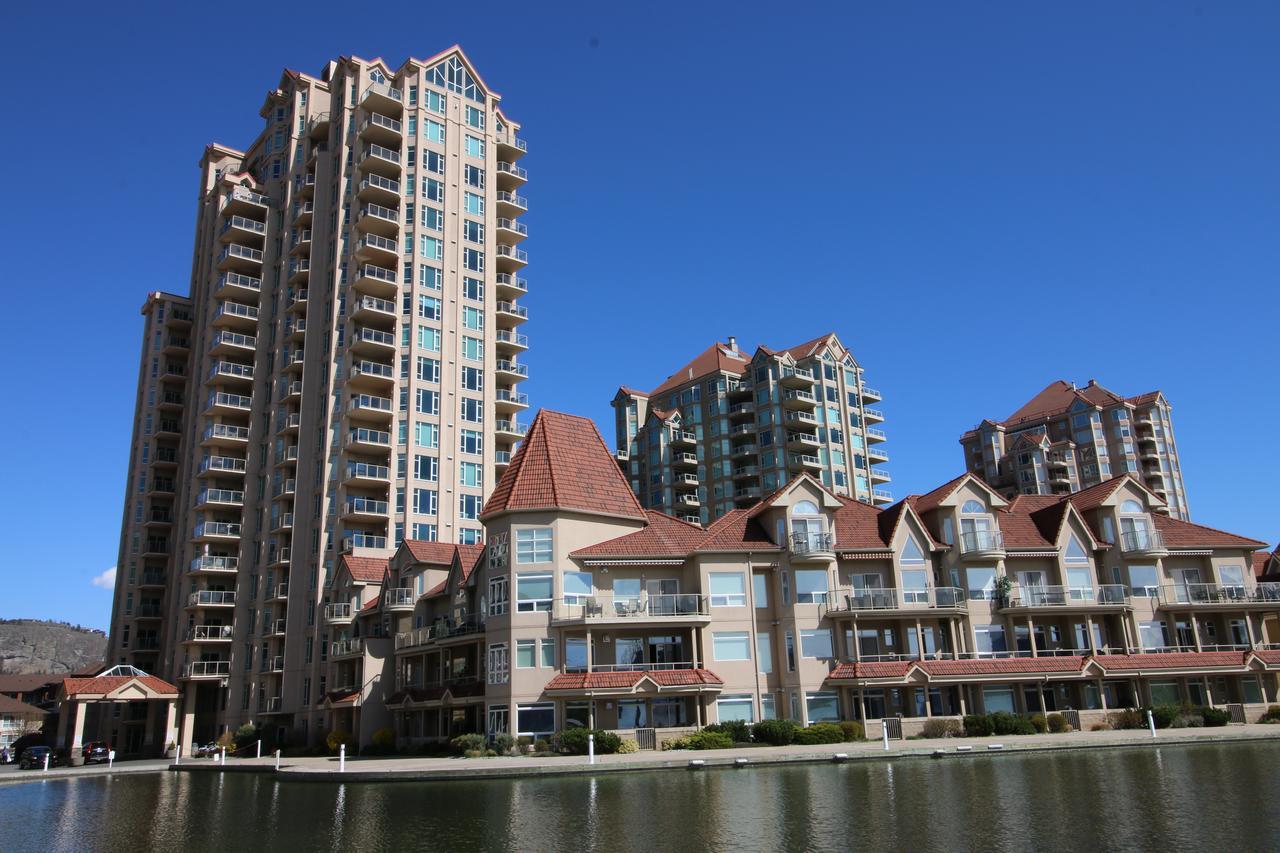 Sunset Waterfront Resort By Discover Kelowna Resort Accommodations Екстериор снимка