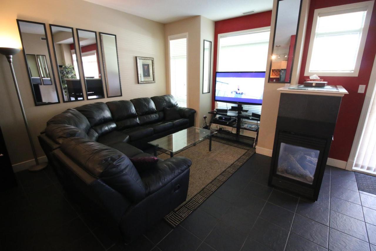 Sunset Waterfront Resort By Discover Kelowna Resort Accommodations Екстериор снимка