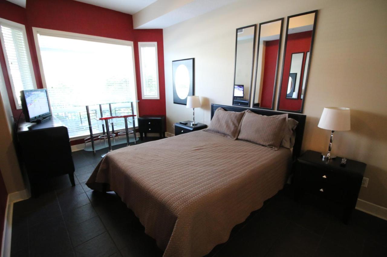Sunset Waterfront Resort By Discover Kelowna Resort Accommodations Екстериор снимка