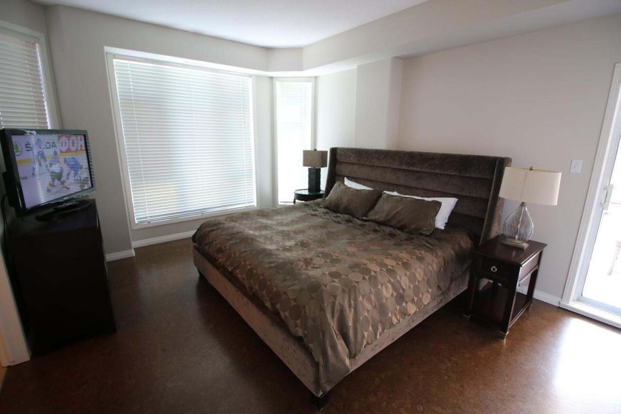 Sunset Waterfront Resort By Discover Kelowna Resort Accommodations Екстериор снимка