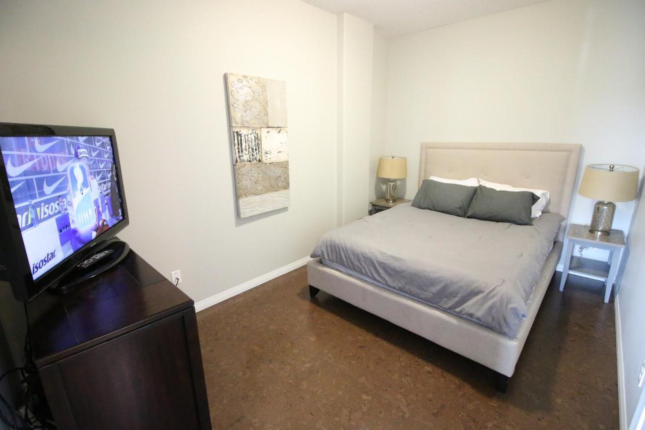Sunset Waterfront Resort By Discover Kelowna Resort Accommodations Екстериор снимка